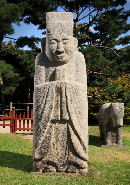 제9대 성종 선릉의 동측 문석인